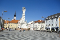 Der Rathausplatz in St. Pölten mit der Dreifaltigkeitssäule